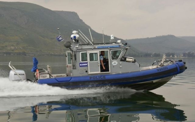La police tente de retrouver trois jeunes hommes qui ont disparu au lac de Tibériade, le 13 avril 2017. (Crédit : porte-parole de la police) La police tente de retrouver trois jeunes hommes qui ont disparu au lac de Tibériade, le 13 avril 2017. (Crédit : porte-parole de la police)