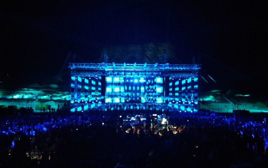 Le concert de Jean-Michel Jarre à la mer Morte, au pied de la forteresse de Massada, le 6 avril 2017. (Crédit : Stéphane Belaisch)