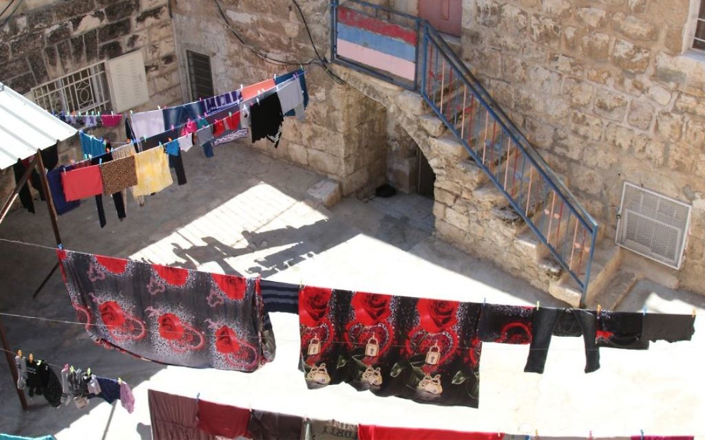 Le quartier musulman de la Vieille Ville de Jérusalem, vu depuis les remparts. (Crédit : Shmuel Bar-Am)