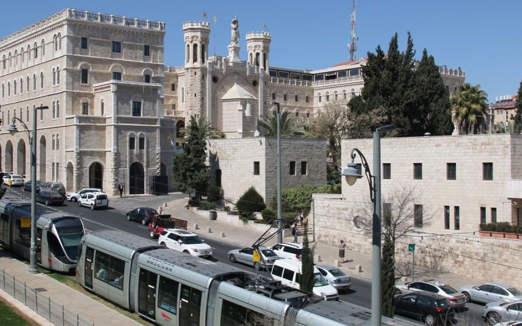 Notre-Dame de Jérusalem, le plus grand bâtiment construit dans la ville avant la Première Guerre mondiale, vue depuis les remparts de la Vieille Ville. (Crédit : Shmuel Bar-Am)