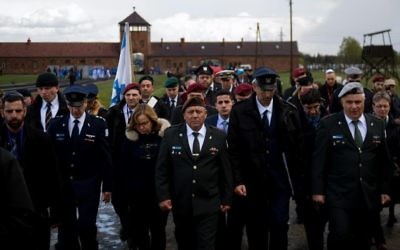 Gadi Eizenkot, chef d'Etat-major de l'armée israélienne,  à la tête d'une délégation militaire au camp de concentration d'Auschwitz-Birkenau en Pologne, avant Yom HaShoah, le 23 avril 2017. (Crédit : unité des porte-paroles de l'armée israélienne)