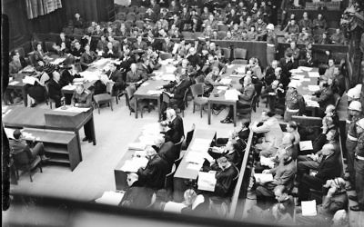 Une photo de la salle du tribunal de Nuremberg datant du mois de novembre 1945 où Hersch Lauterpacht a apporté sa contribution au dossier contre le nazi Hans Frank. (Autorisation)