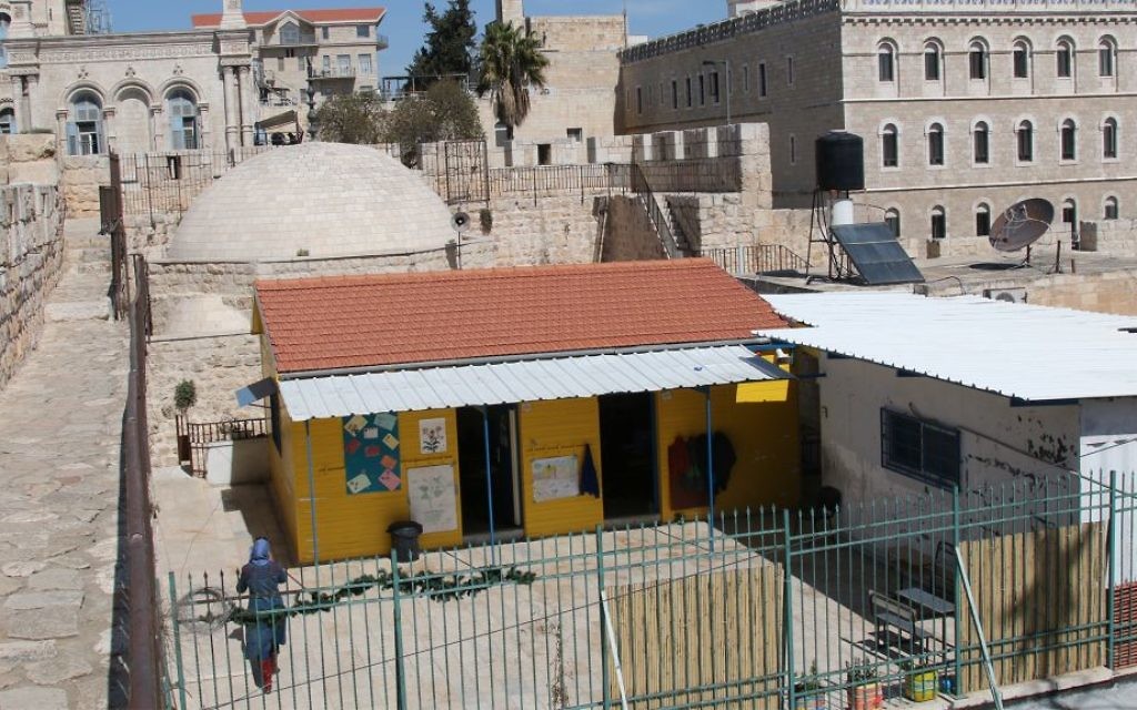 Une école et une mosquée dans le quartier chrétien de la Vieille Ville de Jérusalem. (Crédit : Shmuel Bar-Am)