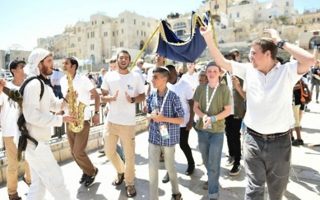 Des orphelins fêtant leur bar mitzvah au mur Occidental grâce à l'intervention du Colel Chabad (Crédit : autorisation Israel Bardugo) Des orphelins fêtant leur bar mitzvah au mur Occidental grâce à l'intervention du Colel Chabad (Crédit : autorisation Israel Bardugo)