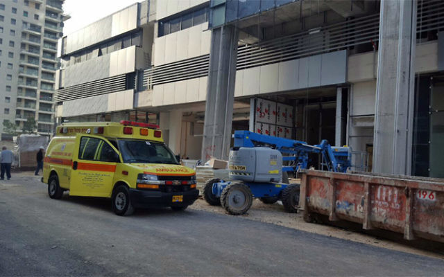 Un chantier de Tel Aviv où a été retrouvé le corps d'une femme, le 9 avril 2017. (Crédit : Magen David Adom)