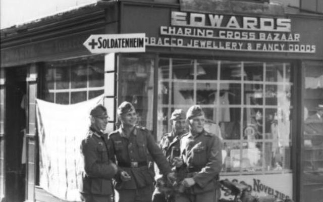 Des soldats allemands à un carrefour de Jersey durant l'occupation des îles anglo-normandes pendant la seconde guerre mondiale (Crédit : Domaine public)