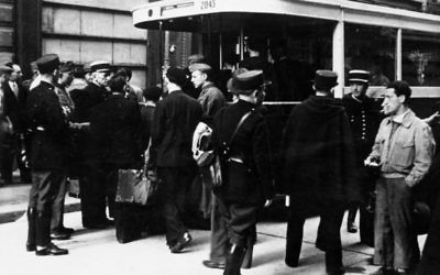 Arrestation de Juifs par des policiers français à Paris, le 20 août 1941. (Crédit : Bundesarchiv, Bild 183-B10816/CC BY-SA 3.0/WikiCommons)