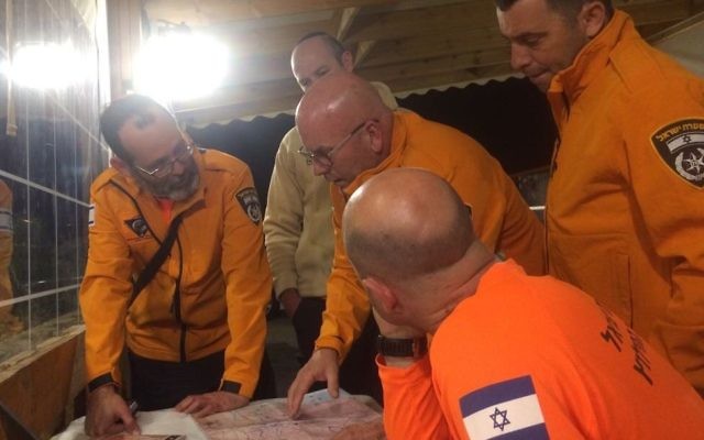 La police coordonne les efforts de recherche pour retrouver un randonneur disparu à Wadi Og, le 19 avril 2017. (Crédit : Nitai Reich) La police coordonne les efforts de recherche pour retrouver un randonneur disparu à Wadi Og, le 19 avril 2017. (Crédit : Nitai Reich)