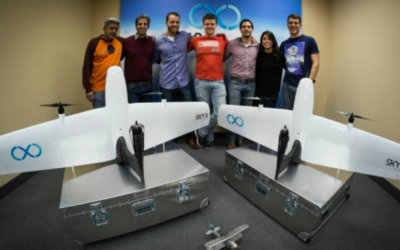 Des membres de l'équipe SkyX avec des drones SkyOne. Didi Horn 3e à gauche (Crédit : autorisation)