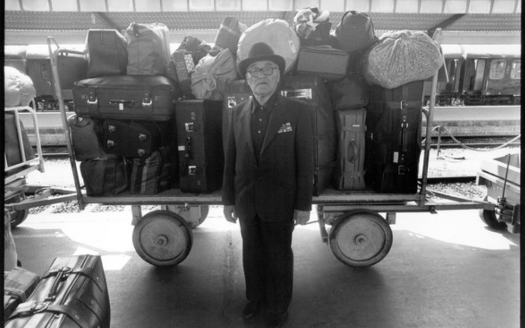 Un homme âgé devant un chariot de bagages (Autorisation :  'Stateless')