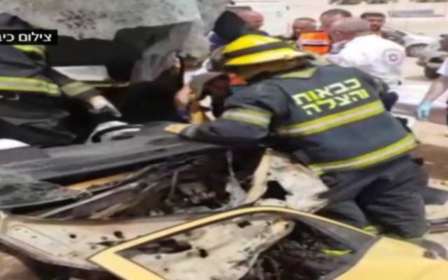 Les premiers secours sur la scène d'un accident mortel dans le sud d'Israël le 12 avril 2017 (Capture d'écran : : Deuxième chaîne) Les premiers secours sur la scène d'un accident mortel dans le sud d'Israël le 12 avril 2017 (Capture d'écran : : Deuxième chaîne)
