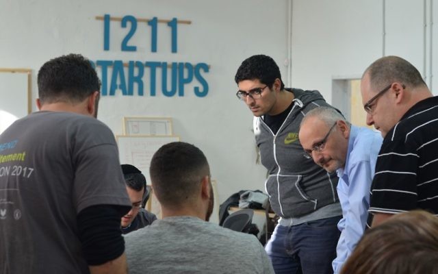 Le Hackaton 2017, organisé par Israeli Hub et le ministère des Affaires étrangères, permet à des jeunes d'horizons différents de réfléchir à des solutions pour lutter contre l'antisémitisme sur internet, à Jérusalem, en mars 2017. (Crédit : Sophie Smadja)