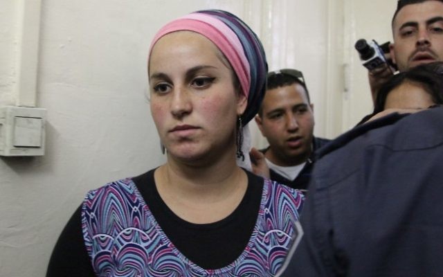 Eliraz Fine, qui habite Yitzhar, une implantation israélienne dans le nord de la Cisjordanie, devant le tribunal pour y répondre "d'incitation à la violence contre des soldats" le 7 mai 2014 à la Cour des magistrats de Jérusalem . (Crédit : Meital Cohen/Flash90)