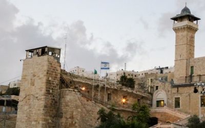 Le Tombeau des Patriarches à Hébron, en Cisjordanie. Illustration. (Crédit : Gershon Elinson/Flash90)