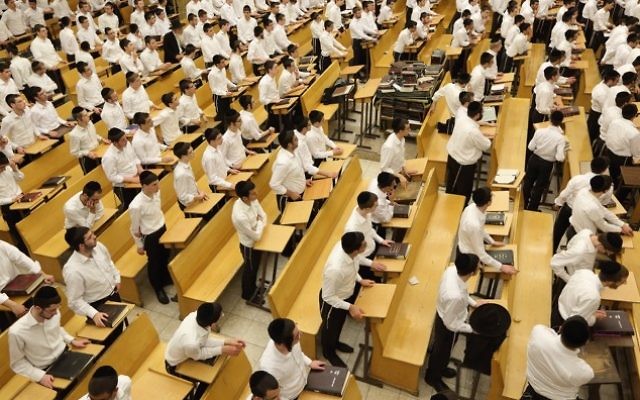 Photo d'illustration des élèves d'une yeshiva en Israël (Crédit : Yaakov Naumi/Flash90)