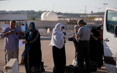 Des Palestiniens au point de passage d'Erez, entre la bande de Gaza et Israël, le 3 septembre 2015. Illustration. (Crédit : Yonatan Sindel/Flash90)