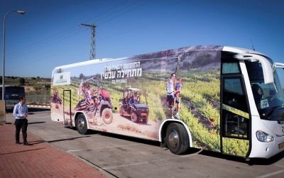 Un bus touristique avec une publicité engageant les touristes à se rendre dans le bloc d'implantation de Cisjordanie du Gush Etzion, le 6 janvier 2015. Illustration. (Crédit : Gershon Elinson/Flash90)