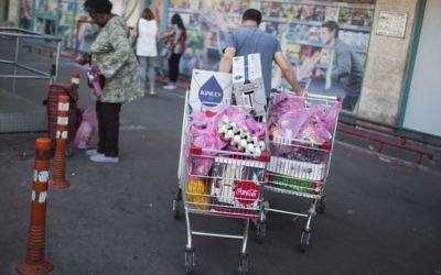 Image illustrative d'un supermarché du quartier de Talpiot de Jérusalem, le 20 avril 2016 (Crédit : Hadas Parush/Flash90)