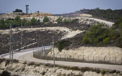 Une vue du Liban depuis le côté israélien de la frontière situé à proximité de Rosh Hanikra, dans le nord-ouest d'Israël, le 10 novembre 2016. (Crédit : Doron Horowitz/Flash90)