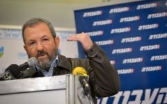L'ancien Premier ministre Ehud Barak lors d'une conférence de presse organisée par le Parti travailliste israélien, à Tel Aviv, le 29 janvier 2017. (Crédit : Flash90)