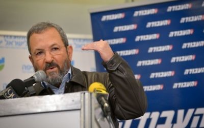 L'ancien Premier ministre Ehud Barak lors d'une conférence de presse organisée par le Parti travailliste israélien, à Tel Aviv, le 29 janvier 2017. (Crédit : Flash90)