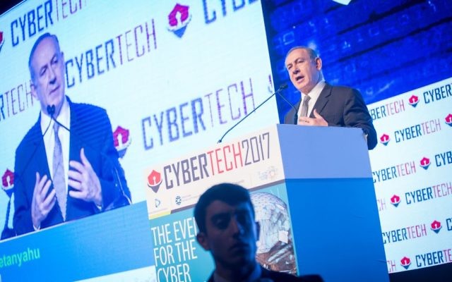 Le Premier ministre Benjamin Netanyahu pendant la conférence Cybertech de Tel Aviv, le 31 janvier 2017. (Crédit : Miriam Alster/Flash90) Le Premier ministre Benjamin Netanyahu pendant la conférence Cybertech de Tel Aviv, le 31 janvier 2017. (Crédit : Miriam Alster/Flash90)