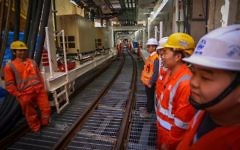 Ouvriers chinois pendant la cérémonie d'inauguration des travaux du tramway de Tel Aviv, le 19 février 2017. (Crédit : Flash90)