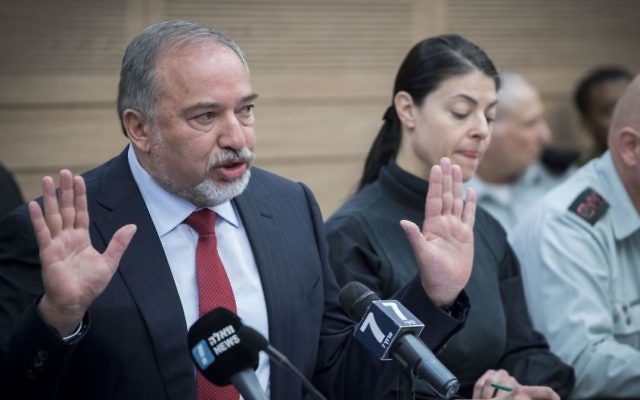 Avigdor Liberman, ministre de la Défense, devant la commission des Affaires étrangères et de la Défense de la Knesset, le 6 mars 2017. (Crédit : Yonatan Sindel/Flash90) Avigdor Liberman, ministre de la Défense, devant la commission des Affaires étrangères et de la Défense de la Knesset, le 6 mars 2017. (Crédit : Yonatan Sindel/Flash90)