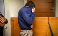 L'homme a été amené devant la Cour des Magistrats à Rishon Letzion, suspecté d'être à l'origine de milliers de fausses alertes à la bombes contre des institutions juives du monde entier, le 23 mars 2017. (Crédit : Flash90)