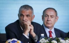 Moshe Kahlon, ministre des Finances, à gauche, et le Premier ministre Benjamin Netanyahu pendant une cérémonie de lancement d'un programme de construction de milliers de logements à Beit Shemesh, le 3 avril 2017. (Crédit : Hadas Parush/Flash90)