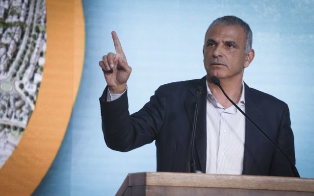 Moshe Kahlon, ministre des Finances, pendant une cérémonie de lancement d'un programme de construction de milliers de logements à Beit Shemesh, le 3 avril 2017. (Crédit : Hadas Parush/Flash90)