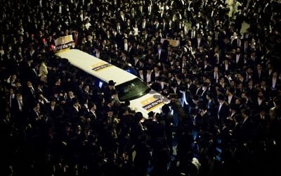 Des milliers de Juifs ultra-orthodoxes pendant une manifestation de soutien à deux étudiants en yeshiva qui ont refusé de se présenter au bureau de recrutement de l'armée et sont emprisonnés, à Jérusalem, le 11 avril 2017. (Crédit : Yonatan Sindel/Flash90)