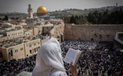 La bénédiction sacerdotale de Pessah au mur Occidental, dans la Vieille Ville de Jérusalem, le 13 avril 2017. (Crédit : Yonatan Sindel/Flash90)