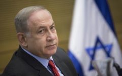 Le Premier ministre Benjamin Netanyahu lors d'une réunion d'une commission du contrôle de l'Etat de la Knesset lors d'une discussion sur le rapport sur l'opération Bordure protectrice, le 19 avril 2017. (Crédit : Hadas Parush/Flash90)