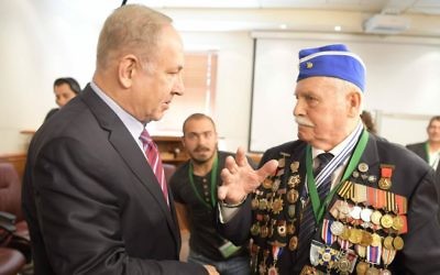 Le Premier ministre Benjamin Netanyahu et son épouse Sara rencontrent les survivants qui allumeront la torche lors de la cérémonie d'état organisée cette année pour la Journée de commémoration de l'Holocauste au bureau du Premier ministre, le 20 avril 2017 (Crédit : Amos Ben Gershom/GPO)