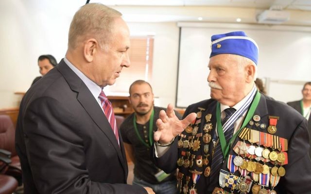 Le Premier ministre Benjamin Netanyahu et son épouse Sara rencontrent les survivants qui allumeront la torche lors de la cérémonie d'état organisée cette année pour la Journée de commémoration de l'Holocauste au bureau du Premier ministre, le 20 avril 2017 (Crédit : Amos Ben Gershom/GPO) Le Premier ministre Benjamin Netanyahu et son épouse Sara rencontrent les survivants qui allumeront la torche lors de la cérémonie d'état organisée cette année pour la Journée de commémoration de l'Holocauste au bureau du Premier ministre, le 20 avril 2017 (Crédit : Amos Ben Gershom/GPO)