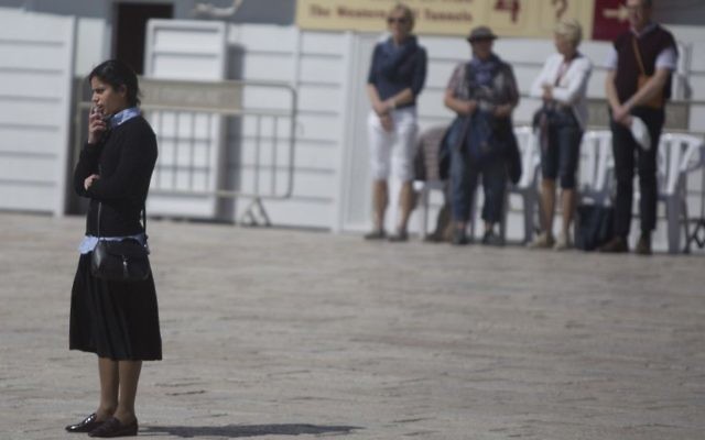 Le mur Occidental de Jérusalem à l'arrêt pendant les deux minutes de la sirène d'hommage aux victimes et aux survivants de la Shoah, pour Yom HaShoah, le 24 avril 2017. (Crédit : Lior Mizrahi/Flash90)
