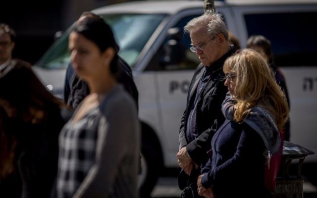 Jérusalem à l'arrêt pendant les deux minutes de la sirène d'hommage aux victimes et aux survivants de la Shoah, pour Yom HaShoah, le 24 avril 2017. (Crédit : Yonatan Sindel/Flash90)