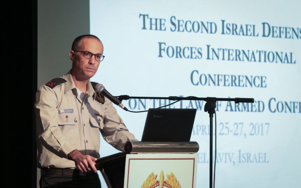 L'Avocat général des armées, le général Sharon Afek, s'exprime lors de la conférence sur le droit des conflits armés aux abords de Tel Aviv, le 25 avril 2017 (Crédit : Roy Alima/Flash90) L'Avocat général des armées, le général Sharon Afek, s'exprime lors de la conférence sur le droit des conflits armés aux abords de Tel Aviv, le 25 avril 2017 (Crédit : Roy Alima/Flash90)