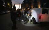 Un homme arrêté par la police des frontières et de l'immigration à  Los Angeles, le 14 octobre 2015 (Crédit : John Moore/Getty Images)