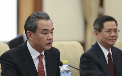 Le ministre chinois des Affaires étrangères, Wang Yi, lors d'une réunion avec le secrétaire d'État américain Rex Tillerson) au Diaoyutai State Guesthouse à Pékin, le 18 mars 2017 (Crédit : Lintao Zhang / Pool / Getty Images via JTA)