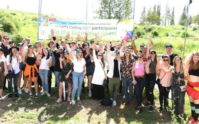 Les 28 participants de l'Eurovision 2017 après avoir planté des arbres KKL-JNF durant leur voyage de quatre jours en Israël  (Autorisation : Yosi Zeliger)