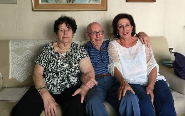 Vicky Keller, à gauche, Shimon Keller et sa fille Edna Segev ont travaillé ensemble pour traduire les dernières lettres de la mère de Shimon, Berta (Crédit : Jessica Steinberg/Times of Israel)
