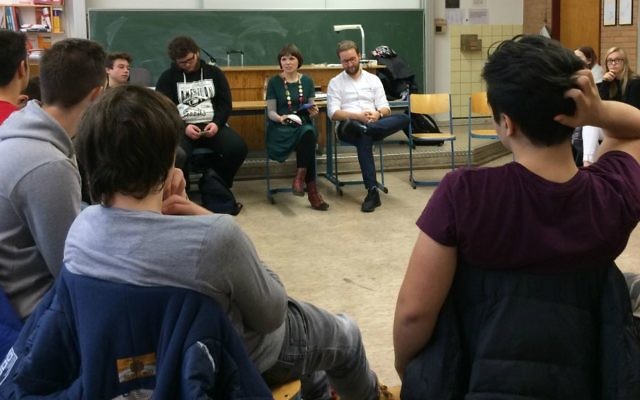 Mascha Schmerling et Monty Ott du projet 'Louez un Juif' rencontrent des élèves du Technisches Berufskolleg Solingen, en Allemagne, en novembre 2016 (Crédit : Kate Brady/DW.com)
