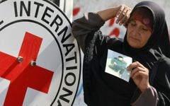 Une Palestinienne pendant une manifestation demandant la libération de tous les prisonniers palestiniens détenus par Israël, devant les locaux de la Croix Rouge à Gaza, en septembre 2008. (Crédit : Wissam Nassar/Flash90