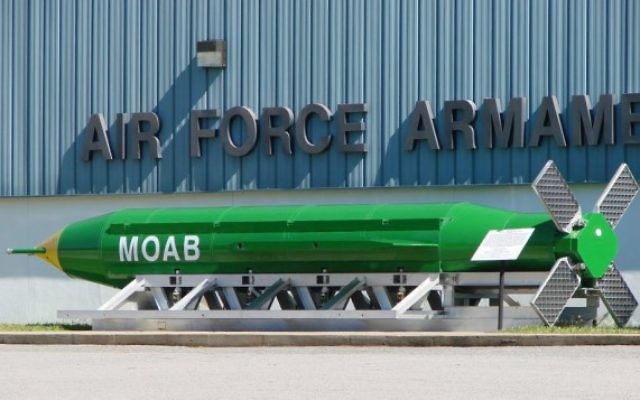 Une bombe GBU-43/B, surnommée la Mère de toutes les bombes, exposée devant le musée de l'armement de l'Armée de l'Air, sur la base aérienne d'Ebulin, en Floride. Illustration. (Crédit : Fl295/domaine public/Wikipedia)