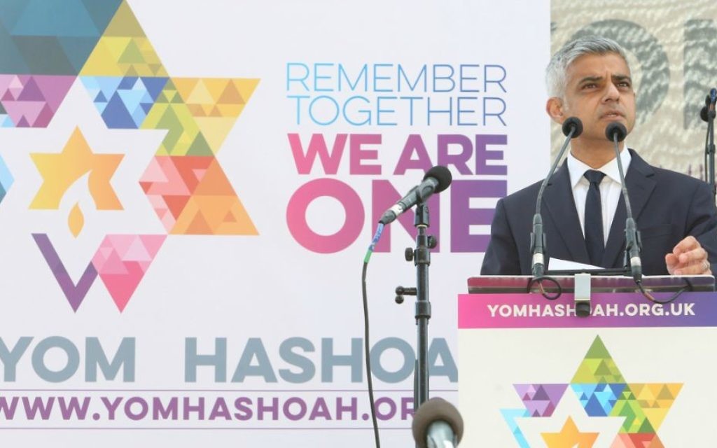 Le maire de Londres Sadiq Khan à une cérémonie pour Yom Hashoah le 23 avril 2017. (Autorisation)