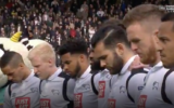 Les joueurs du club de football du Derby County inclinent la tête  durant une minute de silence à la mémoire de Hannah Bladon, assassinée à Jérusalem le 14 avril 2017. Bladon était une supportrice du Derby County (Capture d'écran : Sky)