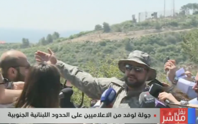 L'officier du Hezbollah faisant une visite sur le terrain pour les journalistes libanais à la frontière avec Israël le 20 avril 2017. (Crédit : Capture d'écranLBC) L'officier du Hezbollah faisant une visite sur le terrain pour les journalistes libanais à la frontière avec Israël le 20 avril 2017. (Crédit : Capture d'écranLBC)