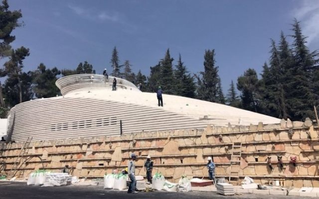 Les travailleurs mettent les dernières touches au hall du Souvenir d'Israël pour les soldats tombés au combat à Jérusalem, le 27 avril 2017 (Crédit : Luke Tress / Times of Israel)